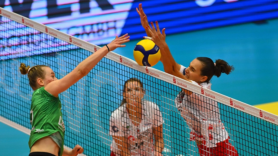 Volleybalspelers aan het net