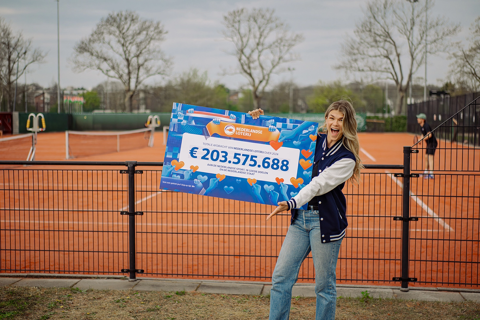 Tess Lieder met cheque afdracht Nederlandse Loterij 2024