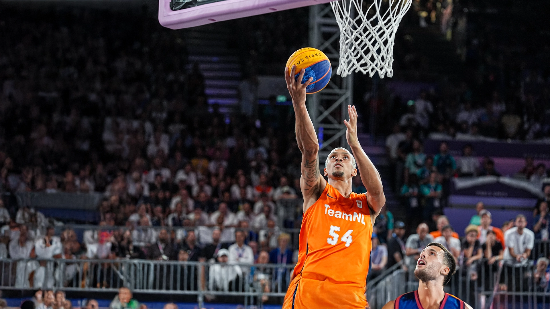 Basketballer Worthy de Jong in actie